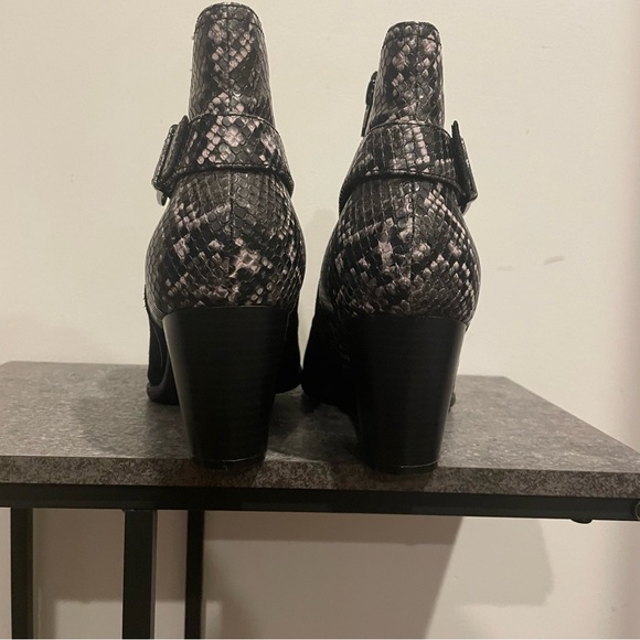 Vionic Naomi black suede snake print water resistant ankle boots size 11 - Picture 4 of 7